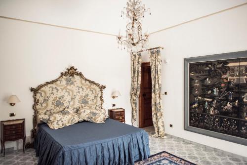 Palo del ColleVilla delle Querce Resort的一间卧室配有一张床和一个壁炉