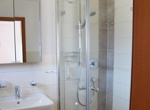 农嫩霍恩Gästehaus Reutemann的带淋浴和盥洗盆的浴室