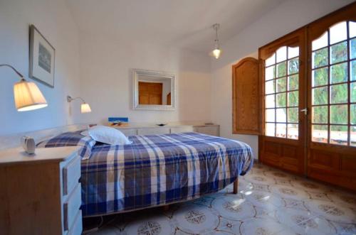 巴古尔La Caseta - 078的卧室配有一张床、一张书桌和窗户。