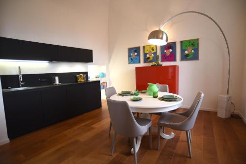 佩鲁贾Suite Calderini的厨房以及带桌椅的用餐室。