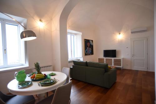佩鲁贾Suite Calderini的客厅配有沙发和桌子