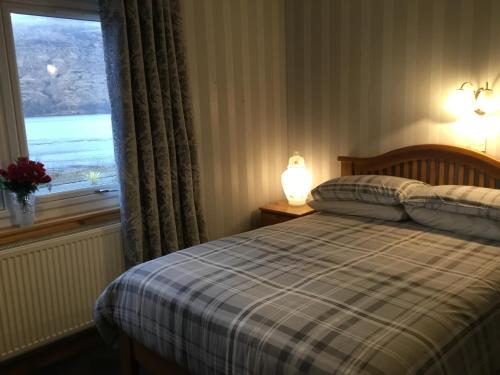 威廉堡奥尔顿塞德宾馆的一间卧室设有一张床和一个美景窗户。