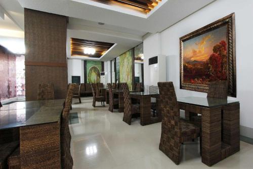 长滩岛亦优泰尔长滩岛酒店的墙上有大画的用餐室