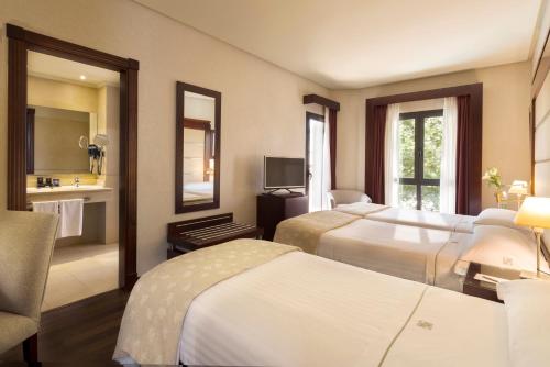 巴达霍斯巴达霍斯中心酒店的酒店客房带两张床和一间浴室