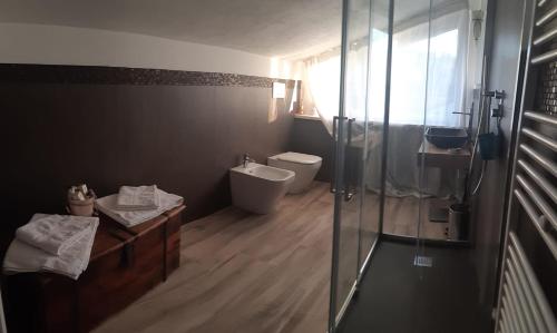 穆贾SERENDIPITY BED & RELAX的浴室配有卫生间、盥洗盆和淋浴。
