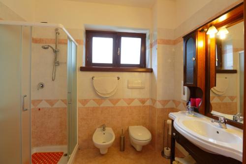 蒙特拉索吉奥诺博库提酒店的一间带水槽、卫生间和淋浴的浴室