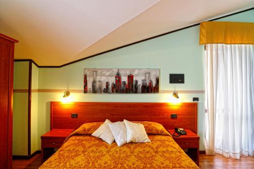 蒙特拉索吉奥诺博库提酒店的一间卧室配有一张带两个枕头的床