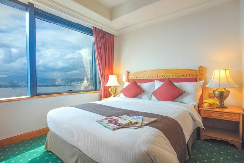香港华大盛品酒店的一间卧室设有一张大床和大窗户