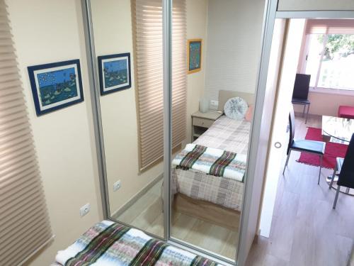 塔科龙特Cosy Well Located Apartment with swimming pool Tenerife的小房间设有床和镜子