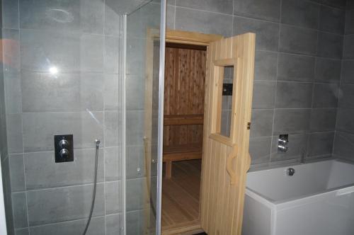 塞尔福斯诺德马尔旅馆的带淋浴、卫生间和盥洗盆的浴室