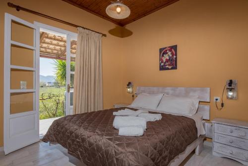 扎金索斯镇Augoustinos Villa的一间卧室配有带毛巾的床