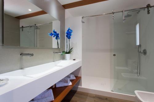 米乔尔海滩卡马里酒店的一间带水槽和淋浴的浴室