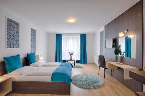 布达佩斯3M酒店的一间带一张大床和一张书桌的卧室和一间房间