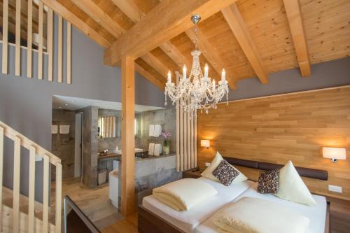 塞德龙拉科鲁纳酒店的客厅配有大型白色沙发和吊灯。