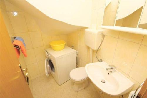布雷拉villa NIKOLA的一间带卫生间和水槽的小浴室