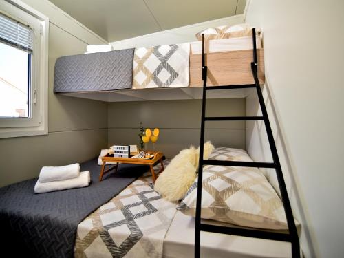 比奥格勒·纳·莫鲁Luxury mobile home Maro Biograd的一间卧室配有两张双层床和一张书桌