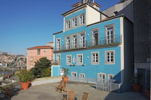 加亚新城Porto View by Patio 25的前面有椅子的蓝色建筑