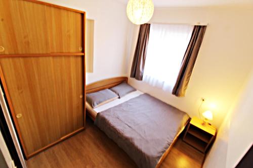 特里班Guesthouse Sovlje (Tribunj)的一间小卧室,配有床和窗户