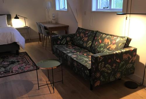 蒂尔堡NineT7的客厅配有沙发和桌子