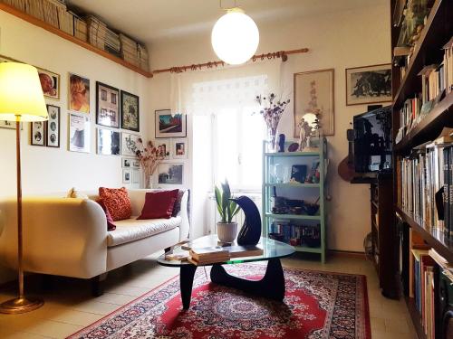 埃尔萨谷口村La Casa del Fotografo的带沙发和咖啡桌的客厅