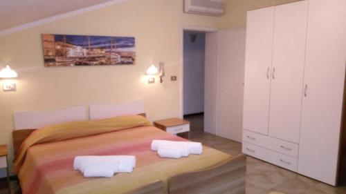 里米尼维塞尔巴卡门酒店的一间卧室配有一张带两个枕头的床