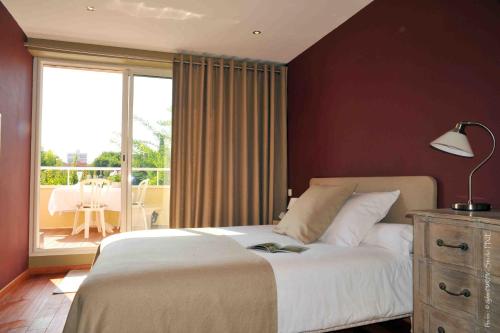波尔多舒适B＆B酒店客房内的一张或多张床位