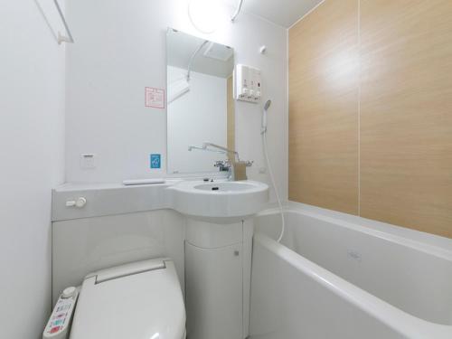 名古屋R&B Hotel Nagoya Shinkansenguchi的白色的浴室设有水槽和卫生间。