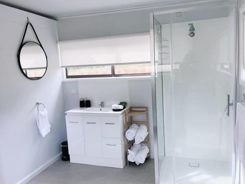 LunawannaSecret Spot - Bruny Island的白色的浴室设有水槽和淋浴。
