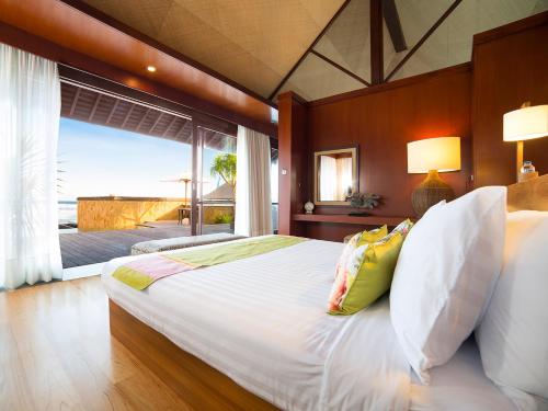 KetewelBayu Gita Estate的一间卧室设有一张大床和大窗户