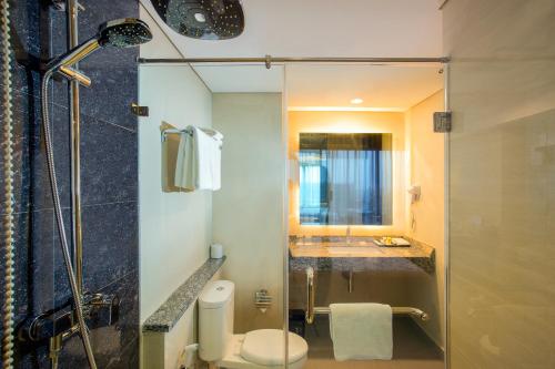 邦加槟港Swiss-Belhotel Pangkalpinang的带淋浴、卫生间和盥洗盆的浴室