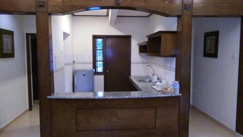 艾尔克如A'Famosa Villas的厨房配有台面和冰箱