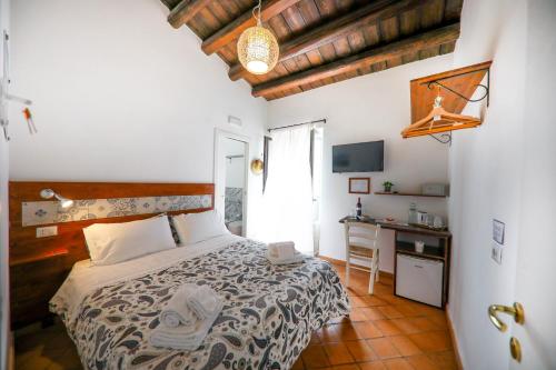 切法卢阿格罗多斯住宿加早餐旅馆的一间卧室配有一张床、一张书桌和一个窗户。