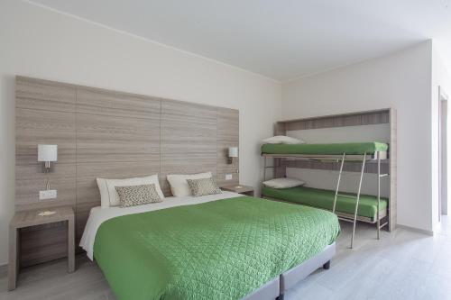 PontelongoCountry House Campofiore的一间卧室配有绿色的床和双层床