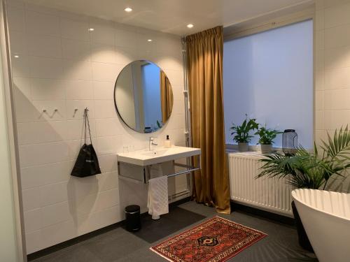 法伦Hotel Falun的一间带水槽和镜子的浴室