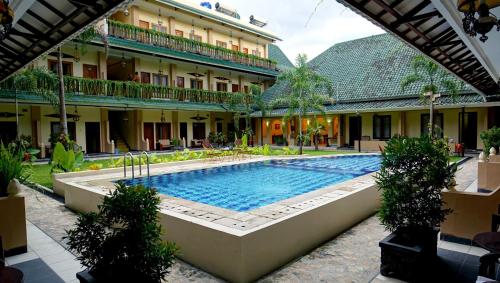 Diana Hotel Jogja内部或周边的泳池