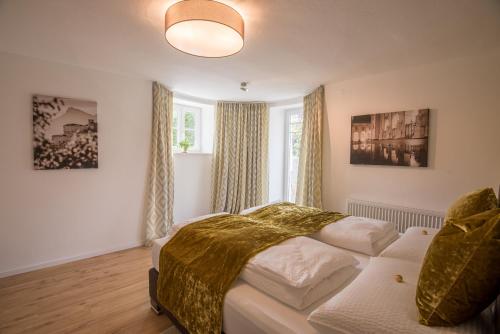 萨尔茨堡Apartment Villa Leopoldskron的一间卧室设有一张床和一个大窗户