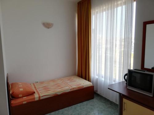 比亚拉Svetlana Hotel的一间小卧室,配有床和窗户