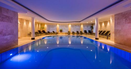 瓦尔道拉Hotel Fameli的酒店大堂的大型游泳池