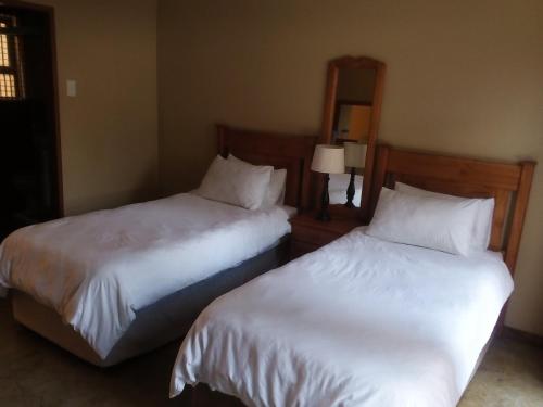 Woodpecker Guesthouse Middelburg Mpumalanga客房内的一张或多张床位