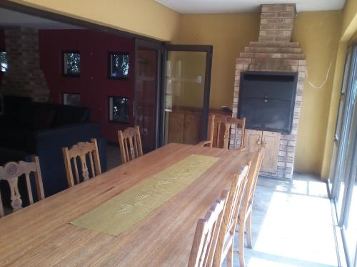 米德尔堡Woodpecker Guesthouse Middelburg Mpumalanga的一间带桌椅和壁炉的用餐室