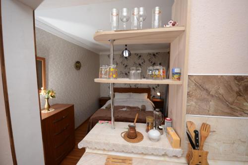 博尔若米拉兹卡公寓的小房间设有一张床和一个带罐子的架子