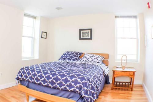 费城⭐️Trendy Apartment⭐️Fishtown⭐️的卧室配有床、桌子和窗户。