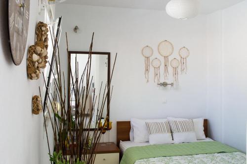 雅典INSPIRATION Guestroom with Amazing Roof Garden的一间带镜子和床的客厅