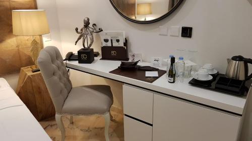 维洛里奥萨50th Guest House的客房设有带椅子和镜子的书桌