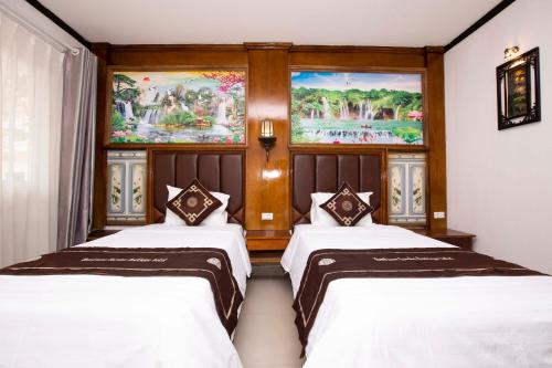 万象Vientiane Garden Villa Hotel的带2扇窗户的客房内的2张床