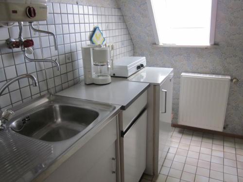 维岑多夫Haus Annegret的厨房配有水槽和台面