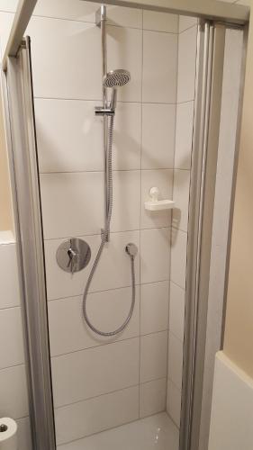 埃朗根Apartment nahe Siemens Campus的浴室内配有淋浴和头顶淋浴
