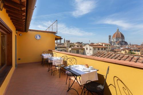 佛罗伦萨格拉齐亚尼宫住宿加早餐旅馆的大楼内带桌椅的阳台