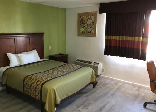 维塞利亚维萨利亚美国最有价值旅馆的酒店客房设有床和窗户。