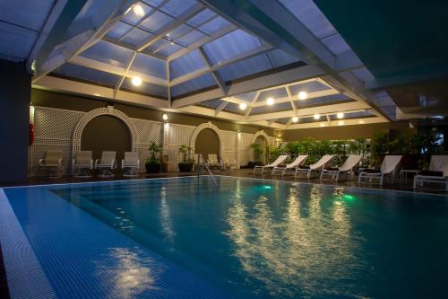 利马米拉弗洛雷斯安迪纳高级酒店的一个带椅子和天花板的大型游泳池